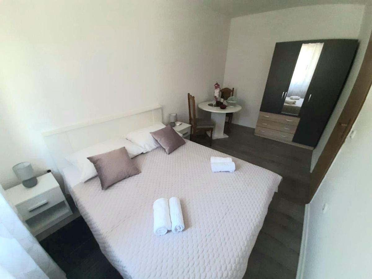 Apartman Jadranka Rogotin Bagian luar foto